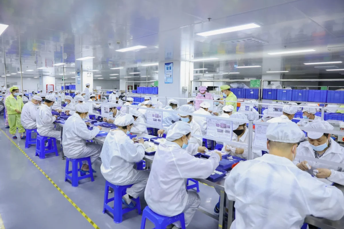 Dust-free cleanroom manufacturing facility in China producing high-quality vape devices. Strict quality control by GG-Vape.