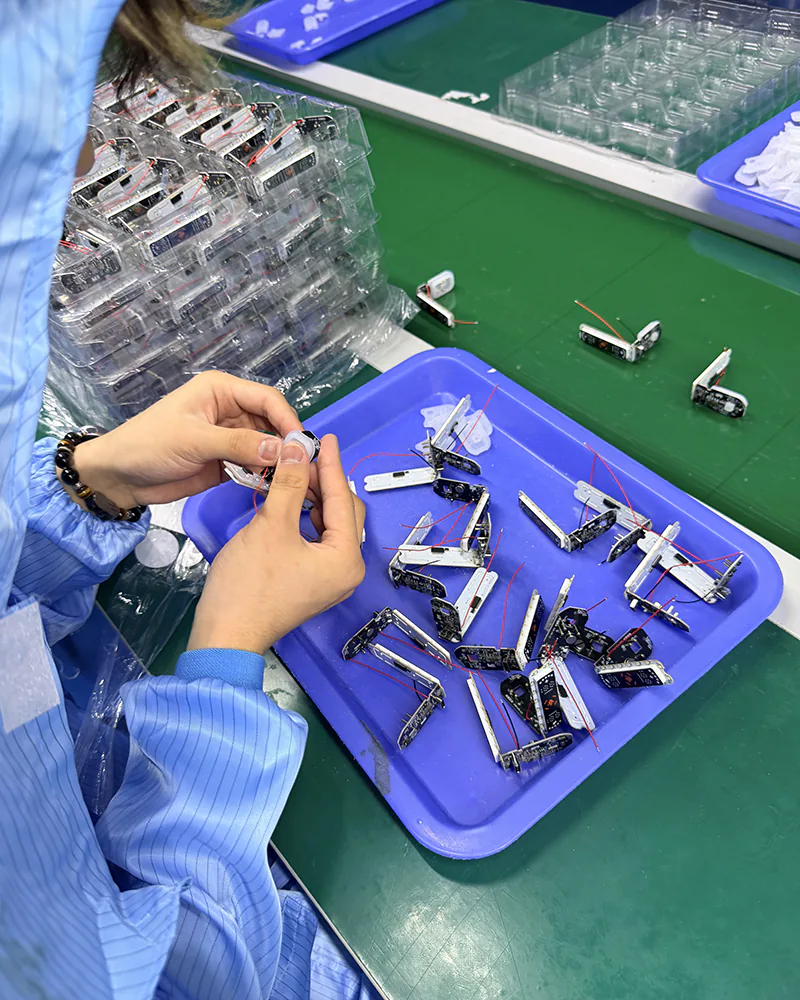 Custom Vape Manufacturing (OEM/ODM): A Practical Guide for Global Brands 1 PCB module fitted to the battery assembly during in-process production