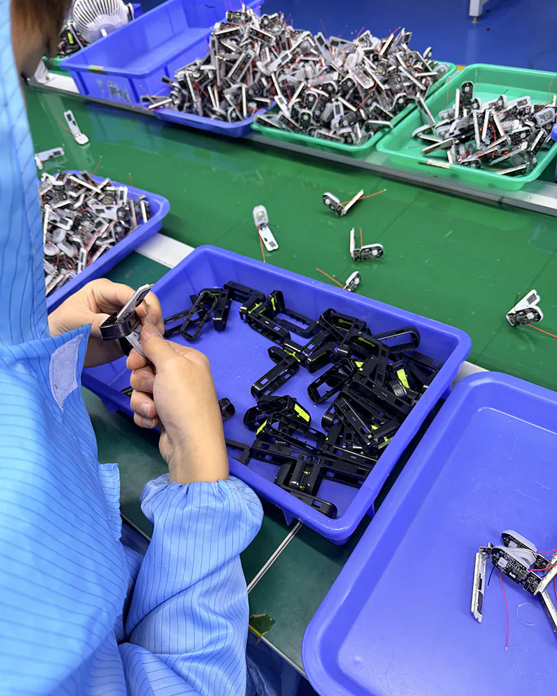 Custom Vape Manufacturing (OEM/ODM): A Practical Guide for Global Brands 6 Manual assembly of device components at a workstation