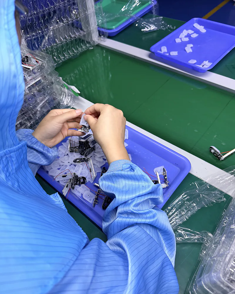 Custom Vape Manufacturing (OEM/ODM): A Practical Guide for Global Brands 5 Insulating pad installed before final device closure