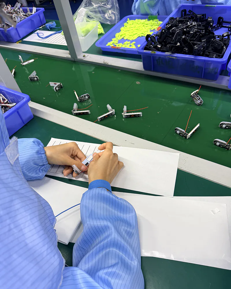 Custom Vape Manufacturing (OEM/ODM): A Practical Guide for Global Brands 4 Internal wiring routed during device assembly